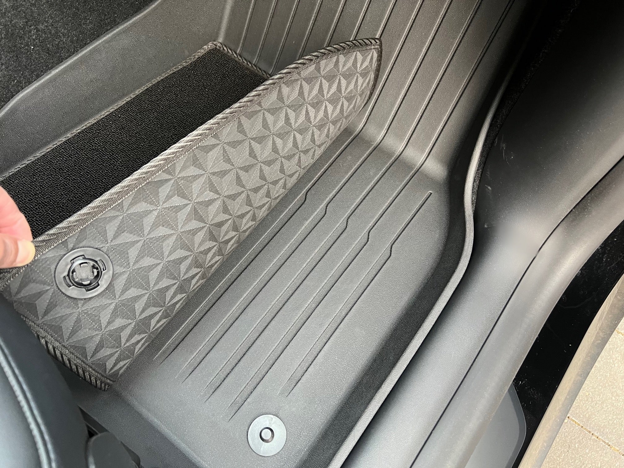 All-weathermatten met velours voor de Model Y en nu ook voor de Highla – E-Mobility Shop