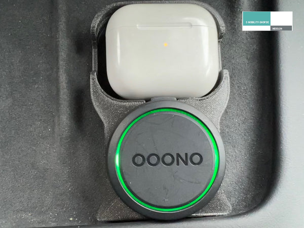 AirPods houder voor het inductieve laadstation in de Tesla met OOONO montagemogelijkheid
